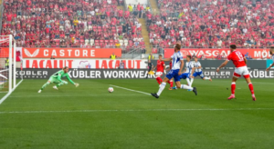 KÜBLER Workwear setzt auf Bandenwerbung im Fußball