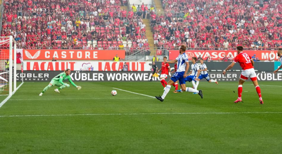 KÜBLER Workwear setzt auf Bandenwerbung im Fußball